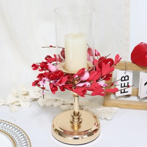 Détail de bougeoir avec couronne de fleurs à cœurs et verre pour décor de Saint Valentin