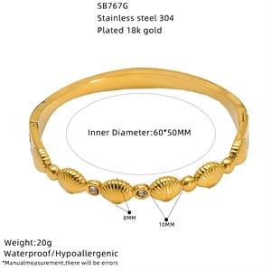 Dettagli del bracciale in acciaio inossidabile dorato con motivi a conchiglia e cristalli