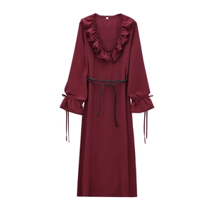 Vestido midi granate de manga larga con volantes en V y cinturón negro en fondo blanco