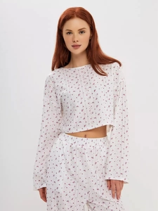Détail de l'imprimé floral sur le haut court à manches longues et le pantalon de pyjama