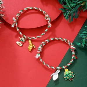 Detailansicht der rot-grünen Weihnachts-Armbänder mit festlichen Legierungs-Anhängern