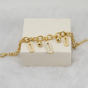 Bracciale in acciaio inossidabile dorato 18K con maglie ovali e zirconi su fondo bianco