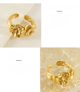 Détails de la texture de lave dorée sur une bague réglable en acier inoxydable