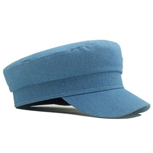 Casquette de marin plate en denim bleu clair avec texture en sergé et bordure incurvée