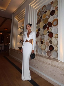Elegante abito lungo bianco a maniche lunghe con scollo a V e ritagli in vita con fibbia