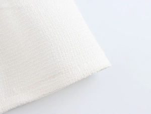 Détail macro de la texture gaufrée blanche douce de la robe sans manches à col en V
