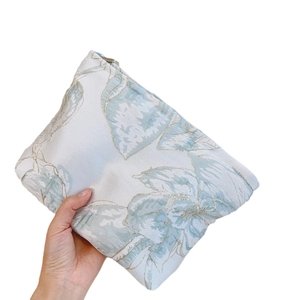 Trousse à maquillage jacquard bleu clair à motif floral avec détails en fil d'or