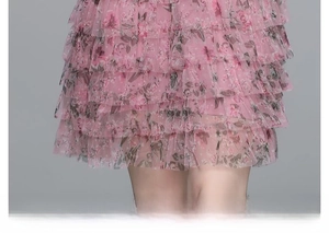 Détail de l'ourlet multicouche en tulle rose fleuri avec volants et imprimés floraux