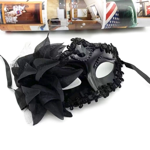 Detail der eleganten schwarzen Spitzenmaske mit 3D-Blumenakzent und Paillettenstickerei