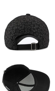 Détails de la casquette noire avec texture florale 3D et boucle de réglage en métal argent