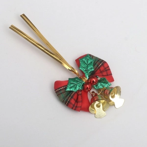 Nœud de Noël avec tissu à carreaux rouge et vert, cloche dorée et baies sur fond blanc