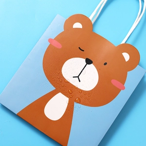 Sac cadeau imperméable en papier bleu avec ours de dessin animé et cordon blanc