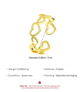 Dettaglio anello a cuore cavo dorato con dimensioni 1,7cm e peso 1g in materiale rame