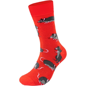 Gros plan de chaussettes en coton rouges avec motifs de souris gris détaillés