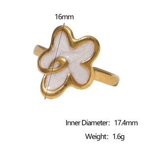 Detail view of 18k gold flower ring with dimensions 16mm and weight 1.6g on white background