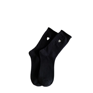 Chaussettes mi-hautes en coton noir avec broderie coeur et bords côte de style coréen