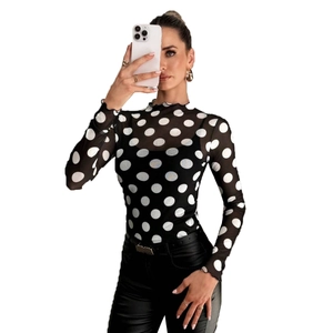 Eng anliegendes schwarzes Mesh-Oberteil mit weißen Punkten und hohem Kragen-Design