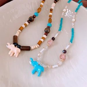 Collana bohémien con perline di vetro e ciondolo a forma di elefante colorato da donna