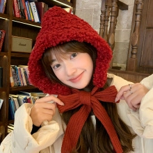 Nahaufnahme des roten Teddy-Fleece-Kapuzenhuts mit großer Strickschleife