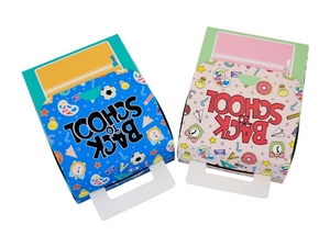Détail de boîtes cadeaux roses et bleues avec poignées thème Back to School