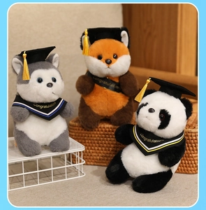 Dettaglio dei peluche di laurea con tocco dottorale e ricamo 'Congratulations' di classe