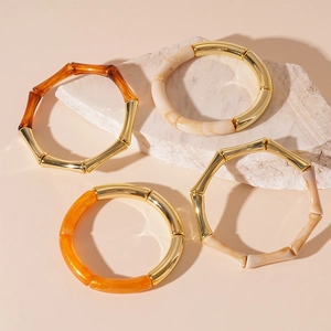 Bracelet quatre pièces en acrylique géométrique ambre et crème avec détails dorés