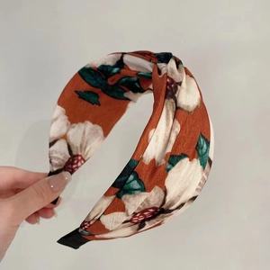 Vintage red-brown twist headband with white flower print and high-top wide-brim design