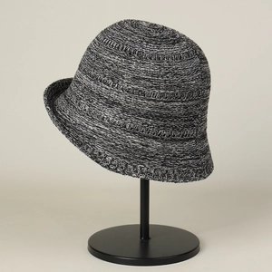 Dettaglio cappello pescatore in maglia con filato misto bianco e nero e tesa arrotolata
