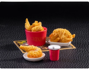 Vue macro d'un ensemble miniature de poulet frit réaliste avec textures dorées et gobelet