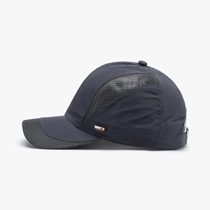 Cappellino da baseball grigio scuro da uomo con rete traspirante e stemma sport