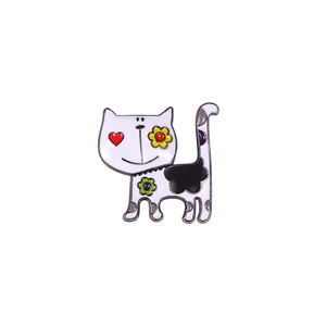 Broche chat en alliage peinte avec motifs de cœur et fleur sur fond blanc neutre