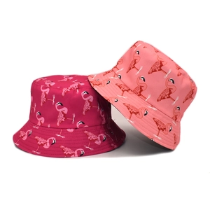 Détail de bobs roses avec imprimé flamant rose et coutures de haute qualité