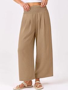 Vue détaillée de la taille haute élastique plissée sur ce pantalon large kaki