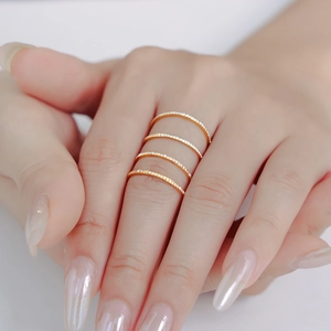 Lot de quatre bagues fines empilables plaquées or 18 carats avec micro-pavé de zircons