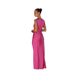 Robe de soirée rose en satin sans manches dos nu avec une coupe ajustée et un élégant drapé