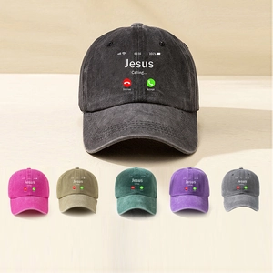 Detailansicht von gewaschenen Baumwoll-Baseballkappen mit Jesus Calling Druck in bunten Farben