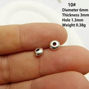 Vue macro de perles d'espacement flocon de neige en argent 6mm pour création de bijoux DIY