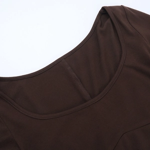 Vue macro d'une robe moulante marron foncé montrant le décolleté en U et les coutures