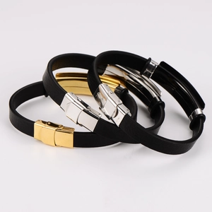 Dettaglio di bracciali in pelle con chiusure in metallo lucido oro, argento e nero