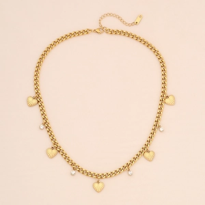 Détail d'un collier chaîne gourmette dorée avec pendentifs en forme de cœur et cristaux
