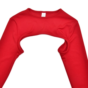 Détail d'un haussement d'épaules rouge à manches longues avec découpe avant et étiquette
