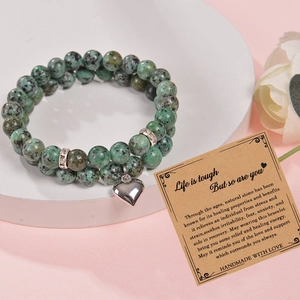 Bracelet en perles d'aventurine verte avec breloque cœur sur carte cadeau inspirante