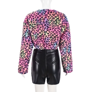 Vista posteriore del crop top leopardato in pelliccia sintetica con pantaloncini neri in PU