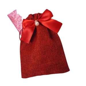Sacchetto regalo rosso in lino con fiocco di seta e ciondolo con perla elegante