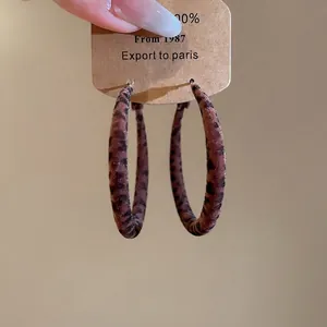 Créoles vintage à imprimé léopard floqué avec un design géométrique rond chic