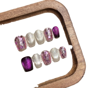 Faux ongles courts forme cercueil violets effet œil de chat et paillettes argentées