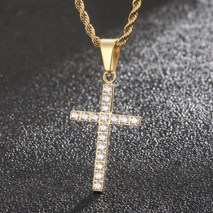 Collier avec pendentif croix en acier titane doré et oxydes de zirconium sur chaîne