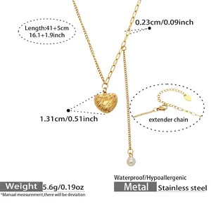 Détail du collier avec pendentif cœur en acier inoxydable étanche et perle fine