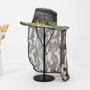 Outdoor Camouflage Sonnenhut mit Nackenschutz und grünem Mesh auf einem Ständer