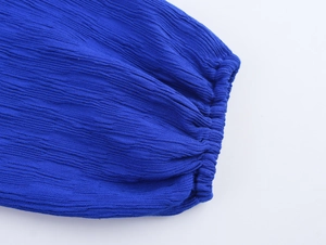 Detailansicht der kleinblauen Hemdkleid-Manschetten mit elastischem Bund und Crinkle-Stoff